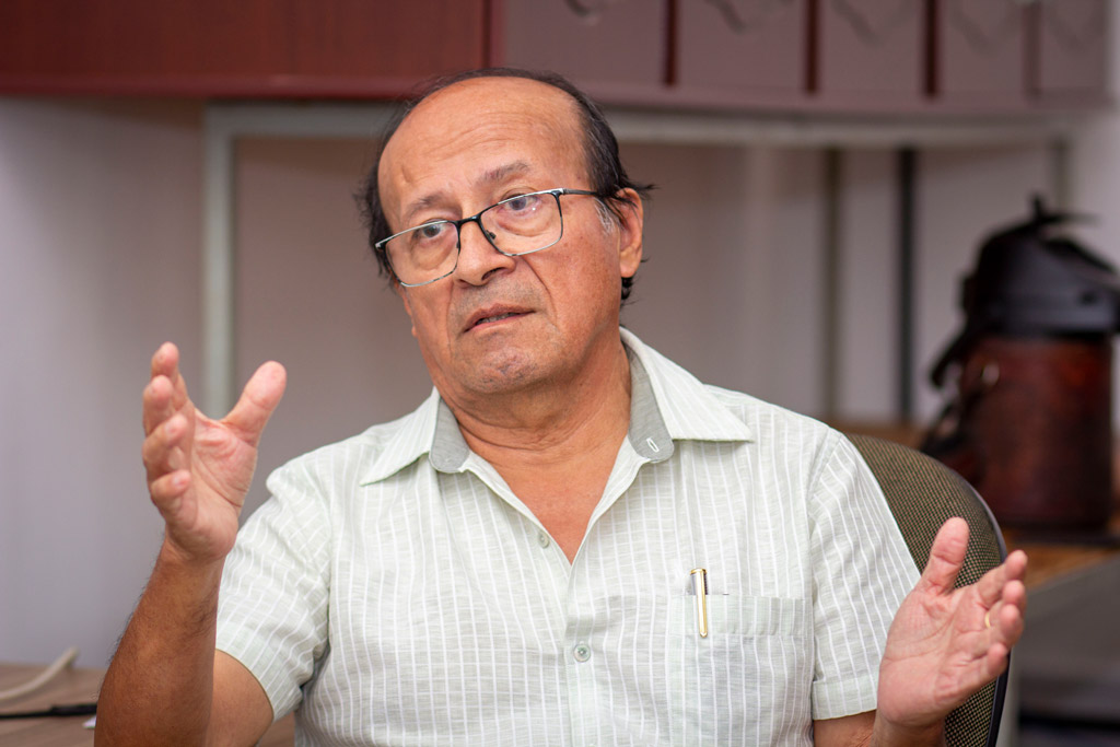 Um homem gesticulando.