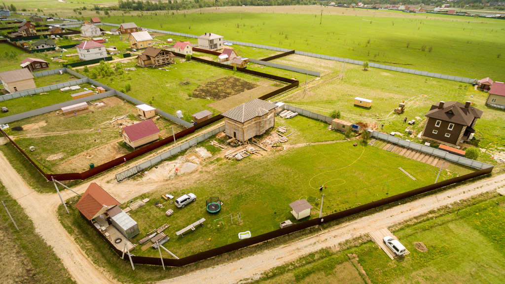 Condomínio de casas de campo em construção.