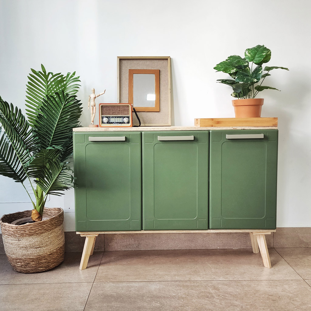 um pequeno balcão verde com três portas