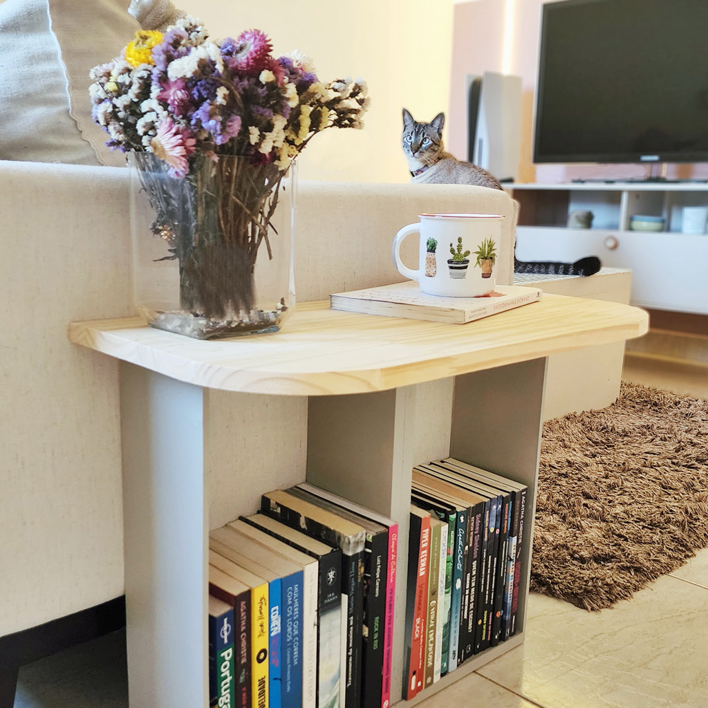 Um móvel com as funções de estante para livros e mesa