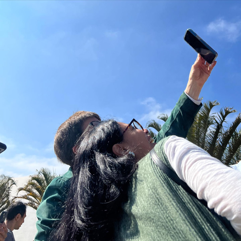 Duas pessoas olhando para a tela de um celular no alto
