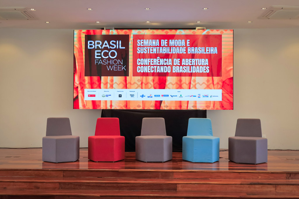 Um palco de auditório da semana de moda e sustentabilidade brasileira.