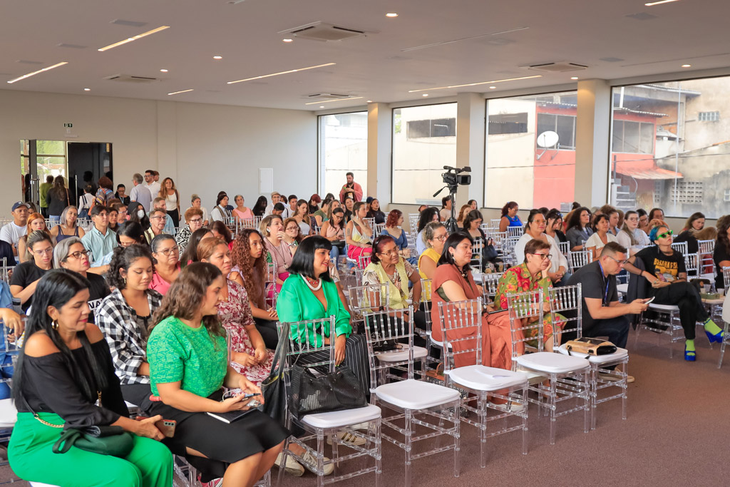 Um auditório cheio de pessoas na Brasil Eco Fashion Week.