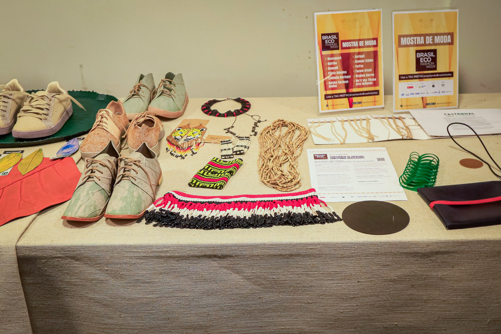 Alguns sapatos e acessórios expostos em uma mostra de moda.