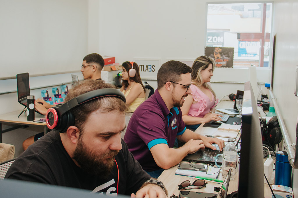 Pessoas trabalhando em um escritório de coworking