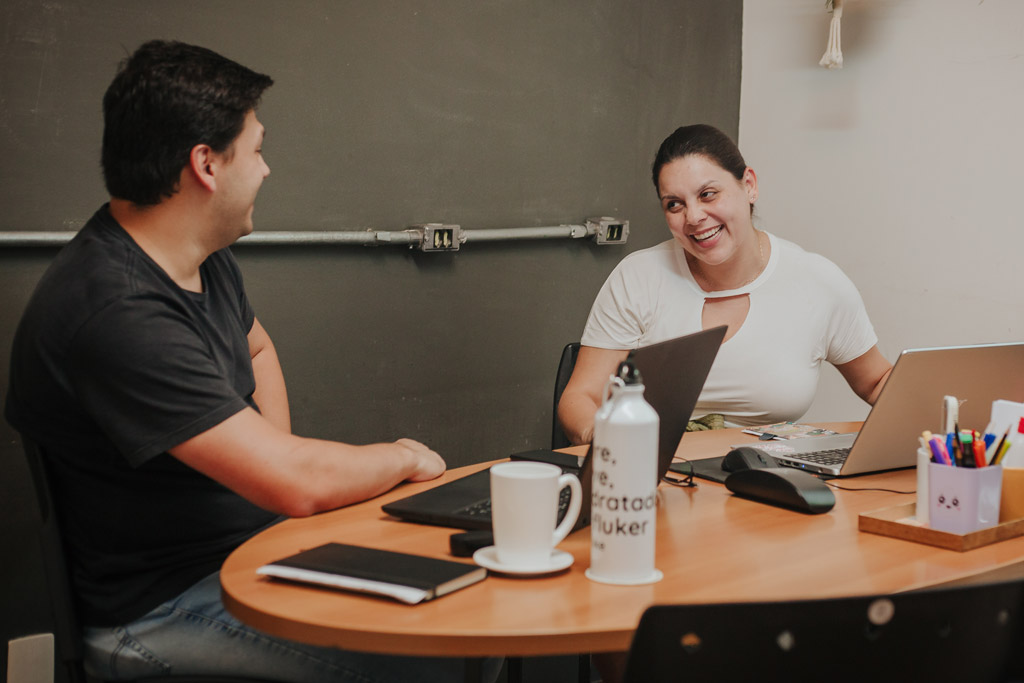 Pessoas trabalhando em um escritório de coworking