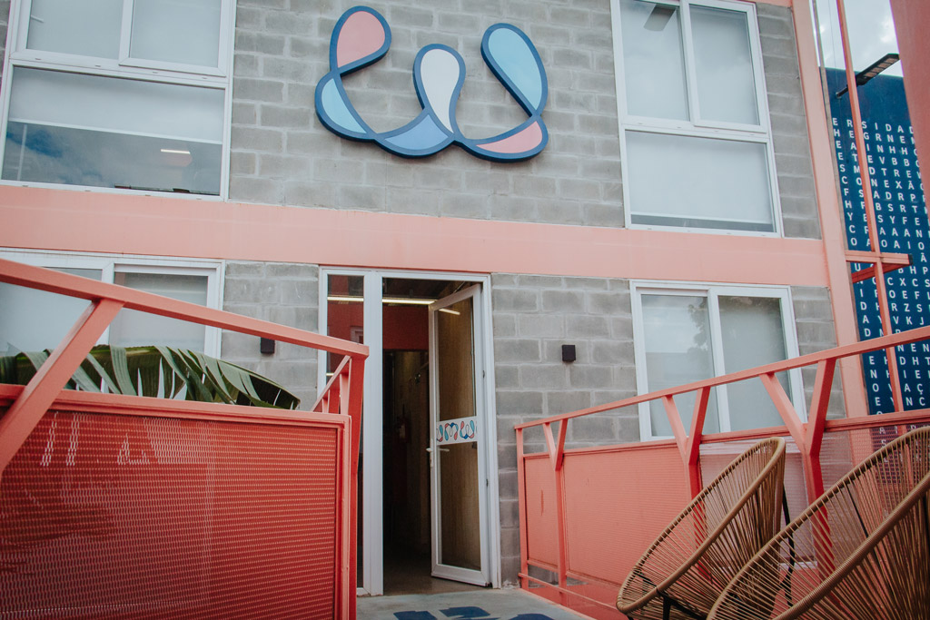 Fachada de um escritório de coworking