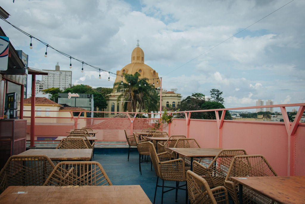 Vista da varanda de um escritório de coworking