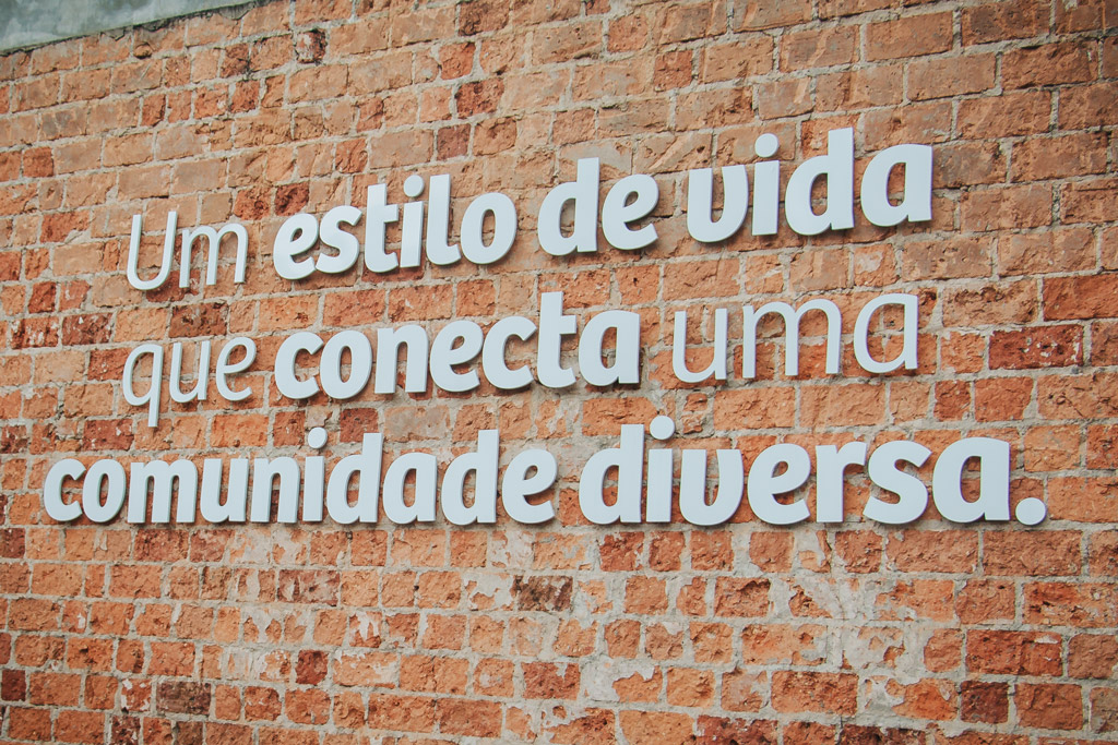 A seguinte frase em um muro "Um estilo de vida que conecta uma comunidade diversa."