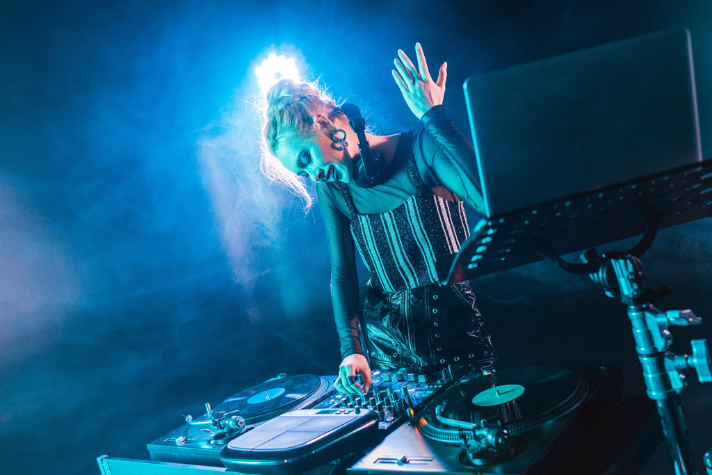 Uma mulher dj.