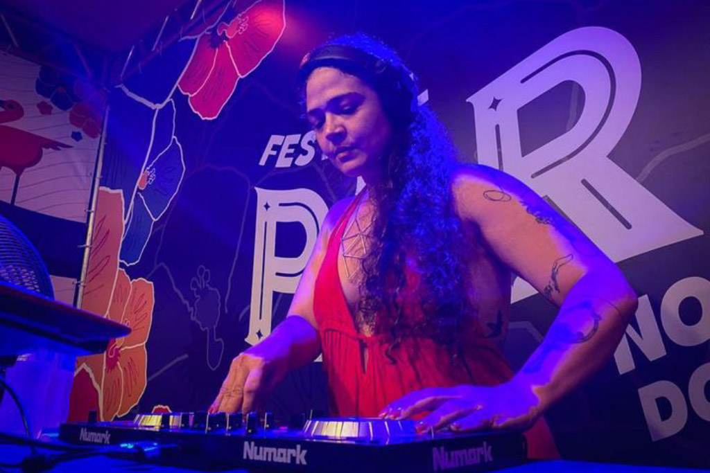 Uma mulher dj.