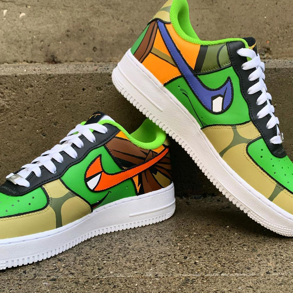 um par de sapatos "sneakers" coloridos