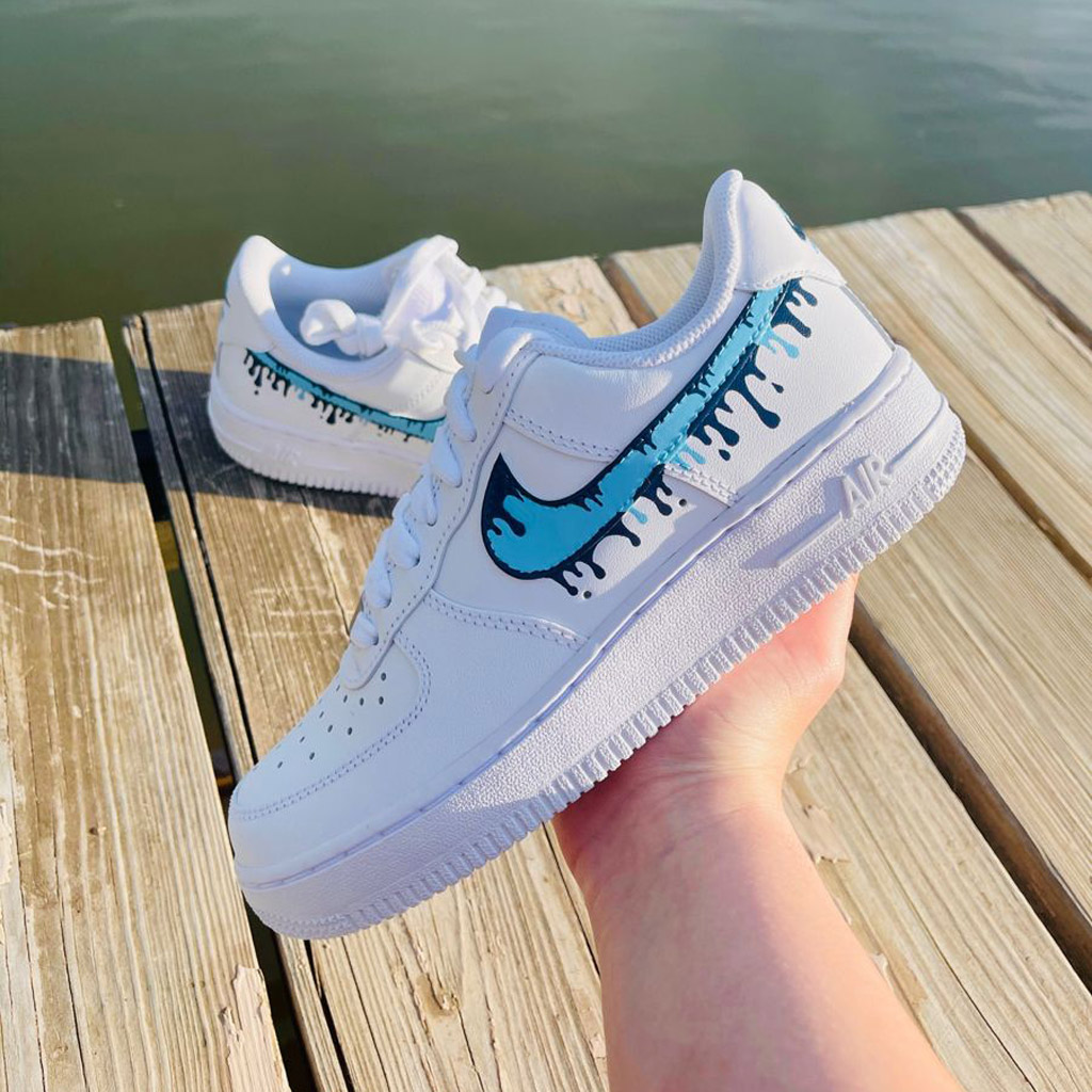 um par de sapatos "sneakers" coloridos