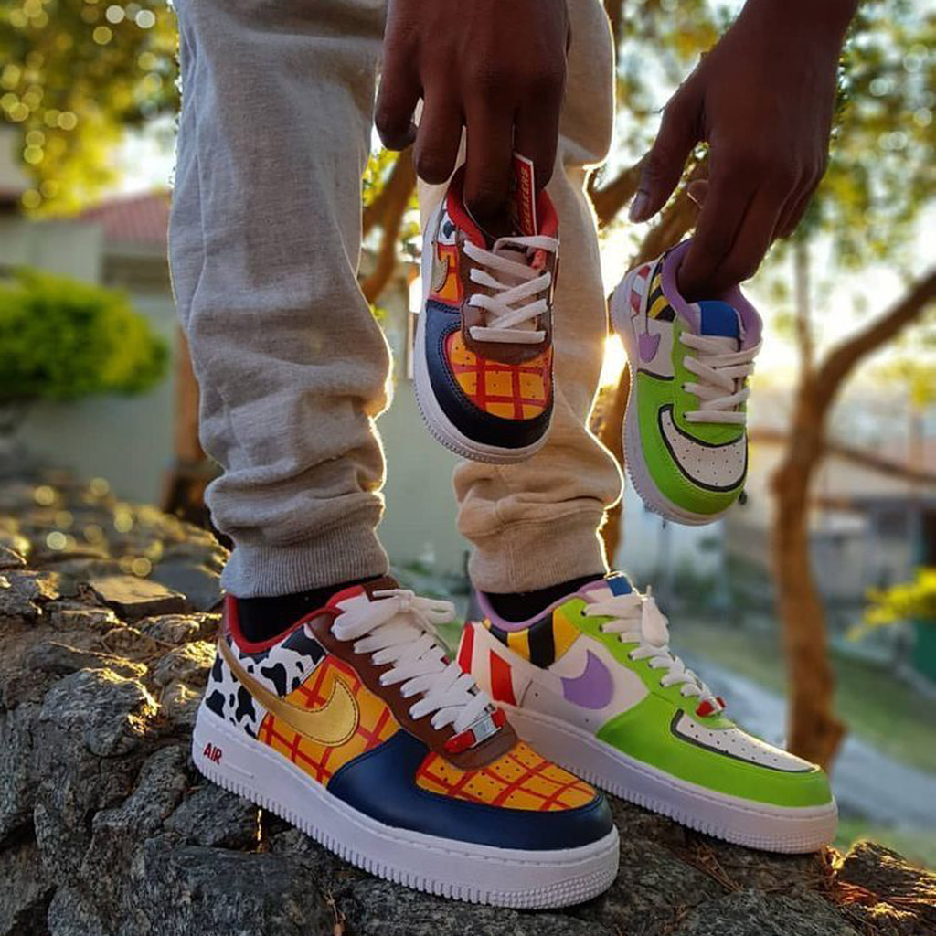 um par de sapatos "sneakers" coloridos