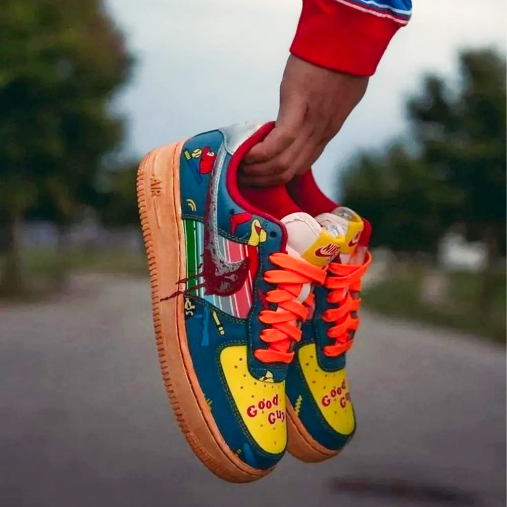 um par de sapatos "sneakers" coloridos