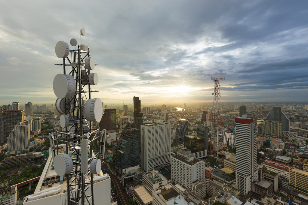 Uma antena de telecomunicações no topo de um prédio.