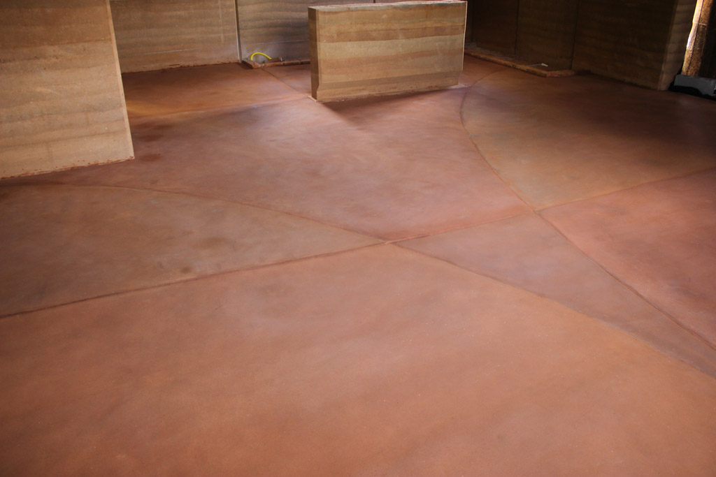 Piso feito de barro em uma bioconstrução.