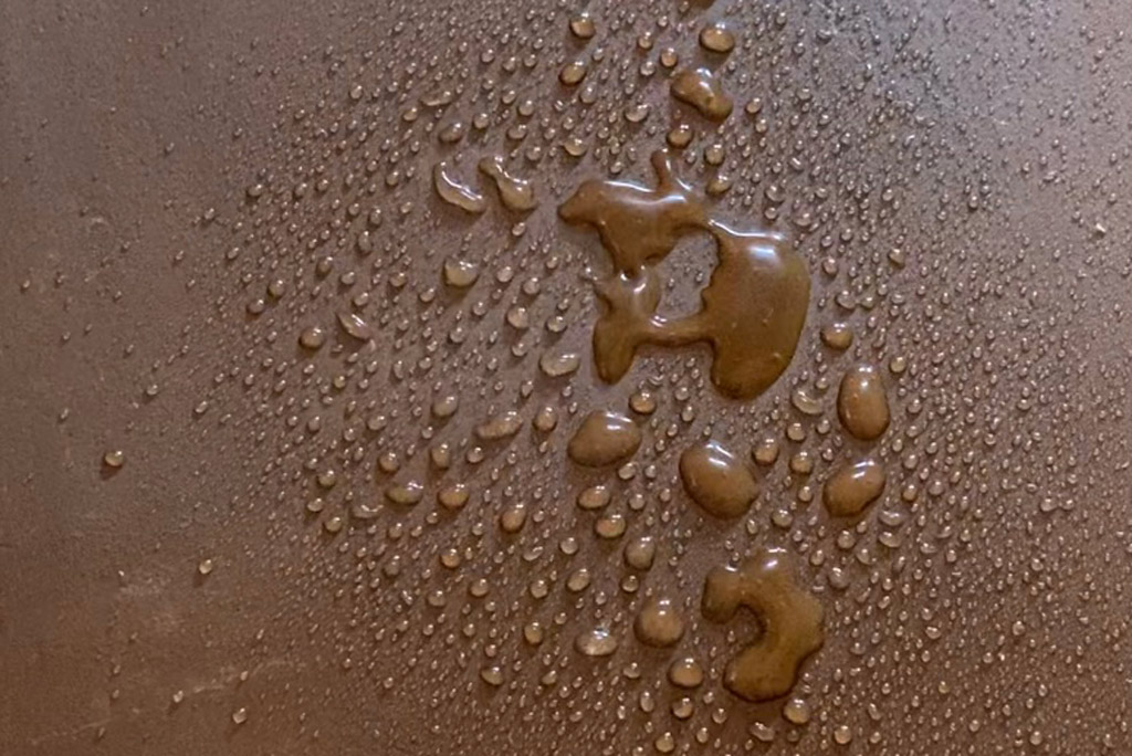 Foto demonstrando a impermeabilização de um chão em uma bioconstrução