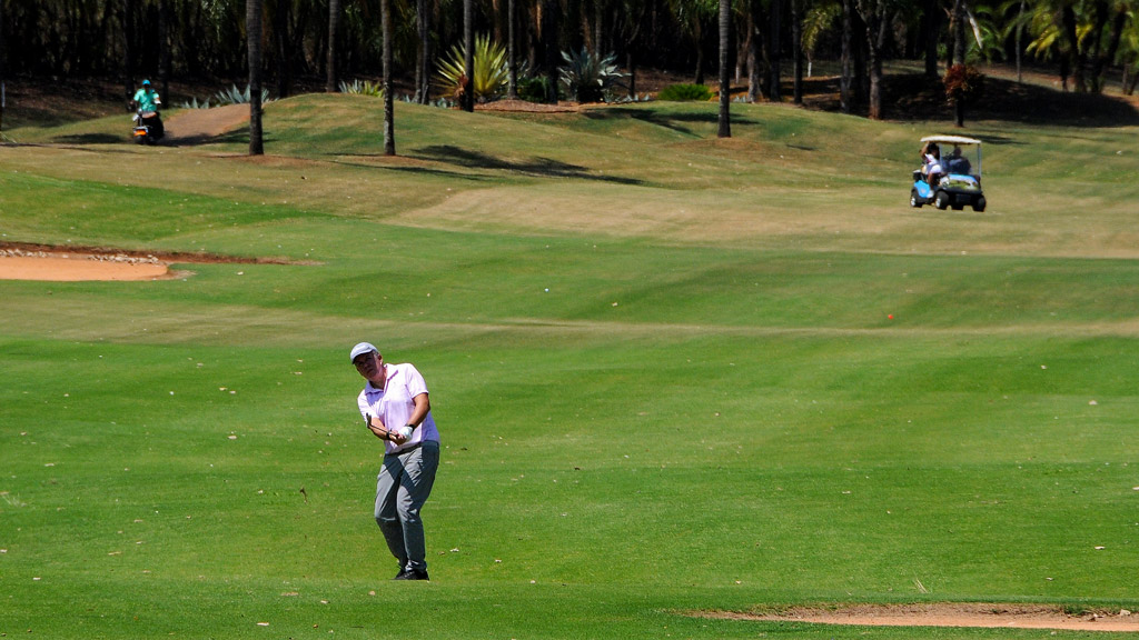 Um homem jogando golfe