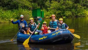 Várias pessoas praticando ecoturismo em Brotas