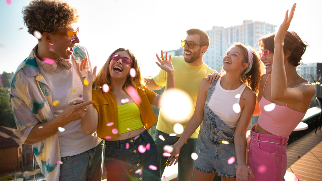 Grupo de pessoas celebrando a vida.