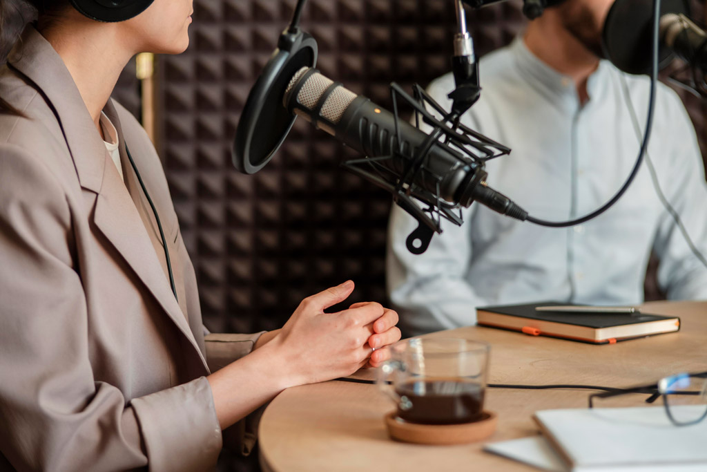 duas pessoas gravando um podcast