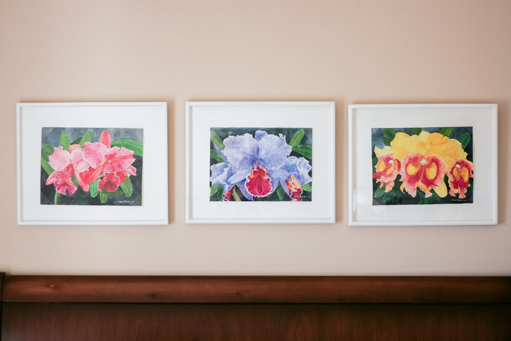 três pinturas de orquídea em aquarela.